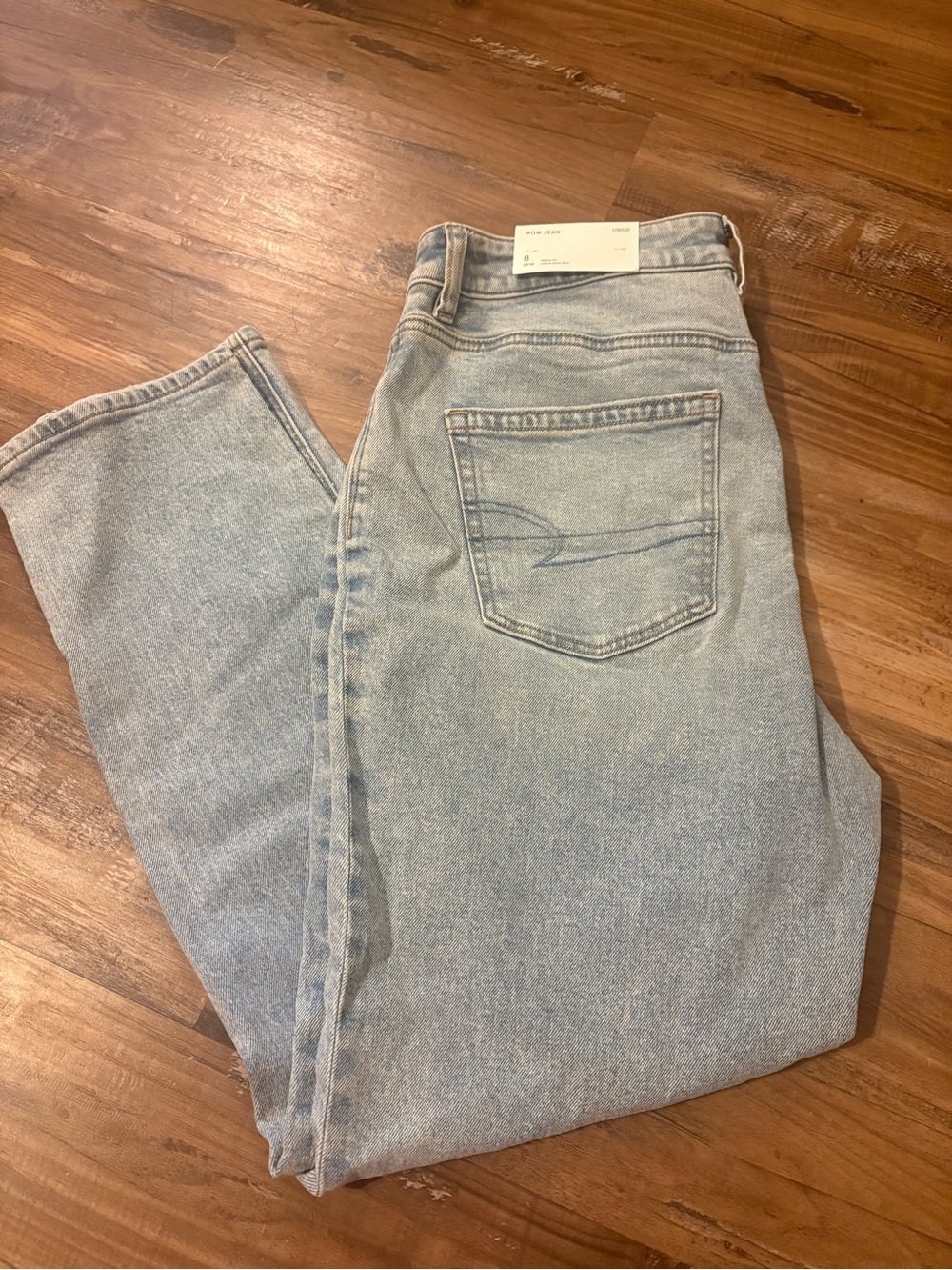Light Wash American Eagle mom jeans